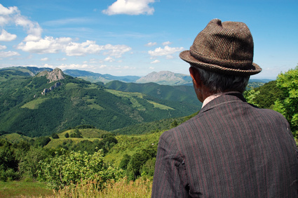 Homem contemplando terras