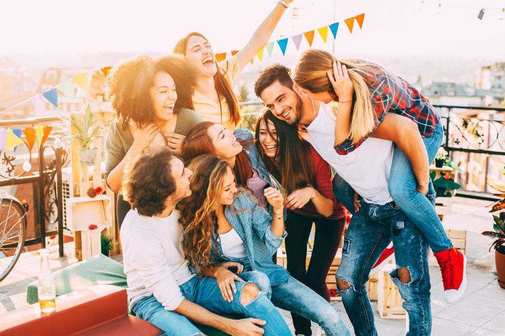 Grupo celebrando a descoberta do guia sorteio da Quina de São João