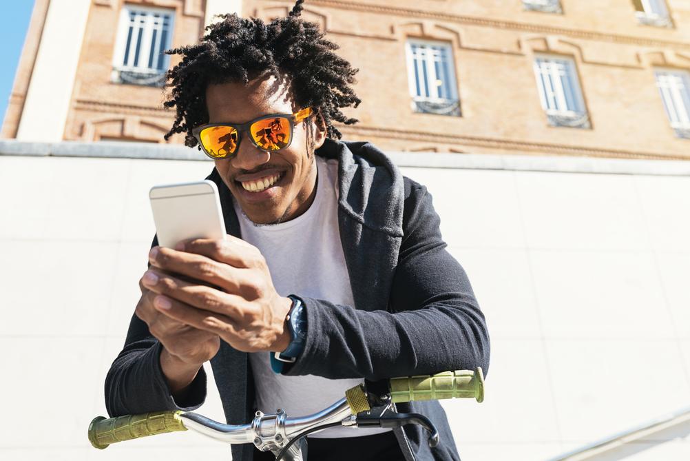 Homem fazendo desdobramento e fechamento Quina no celular